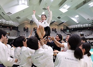胴上げされる豊田選手